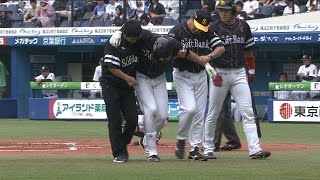 柳田悠岐にアクシデント発生死球直撃で歩けず無念の途中交代