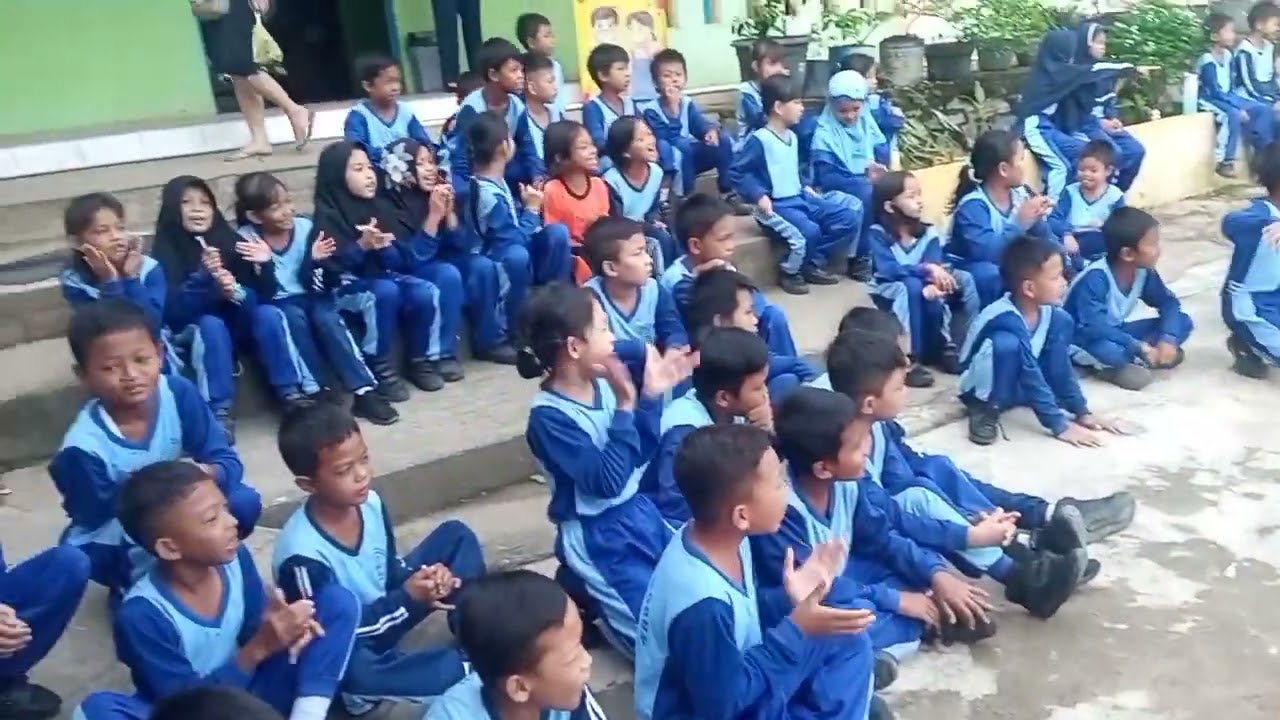 siswa kelas 3 SDN 17 mungguk. lomba memindahkan gelang