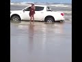 Vídeo mostra carros sendo levados pela maré na praia de Genipabu