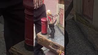 Un marionnettiste et une parodie comique à la féria de San Telmo Buenos Aires