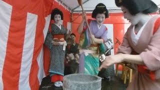三味線の音色で餅つき 高知の芸妓さん艶やかに