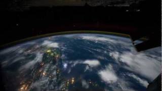 Time Lapse-La tierra vista de noche desde el espacio (de agosto hasta octubre 2011)