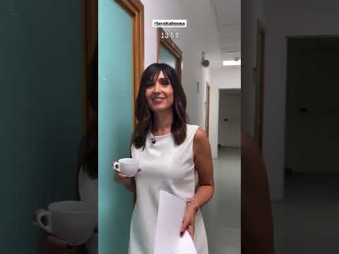 Video Quando incontri una bellissima Caterina Balivo in total white sorseggiare una tisana