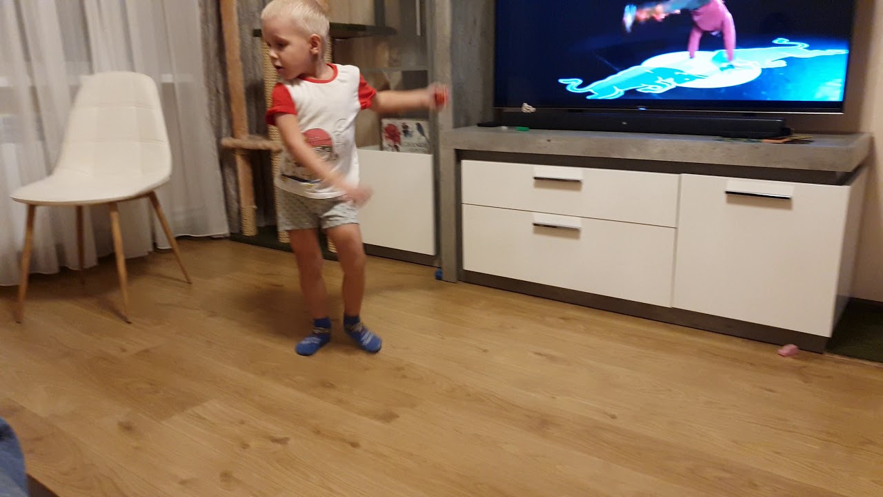 Женщина танцует в машине
