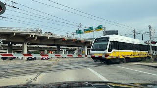 El tren Dart en Dallas llegando y saliendo de la estación Bryan