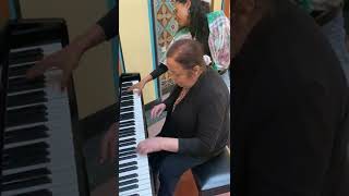 Flor Amargo Piano en los Angeles y una señora me sorprende con su talento