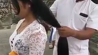 Proses pemotongan rambut gadis bali yang akan di gunakan sebagai cerawis