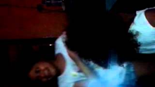 PSY-GANGNAN STYLE Meninas dan�ando 7 e 3 anos !!!