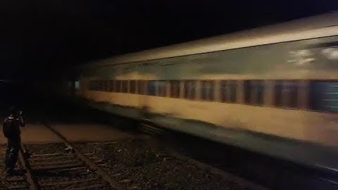 High speed night action I Howrah - New Delhi Yuva express mps action at Madhusudanpur