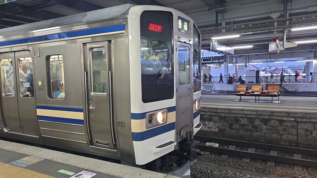 （211系横須賀色）普通列車長野行き松本駅を発車