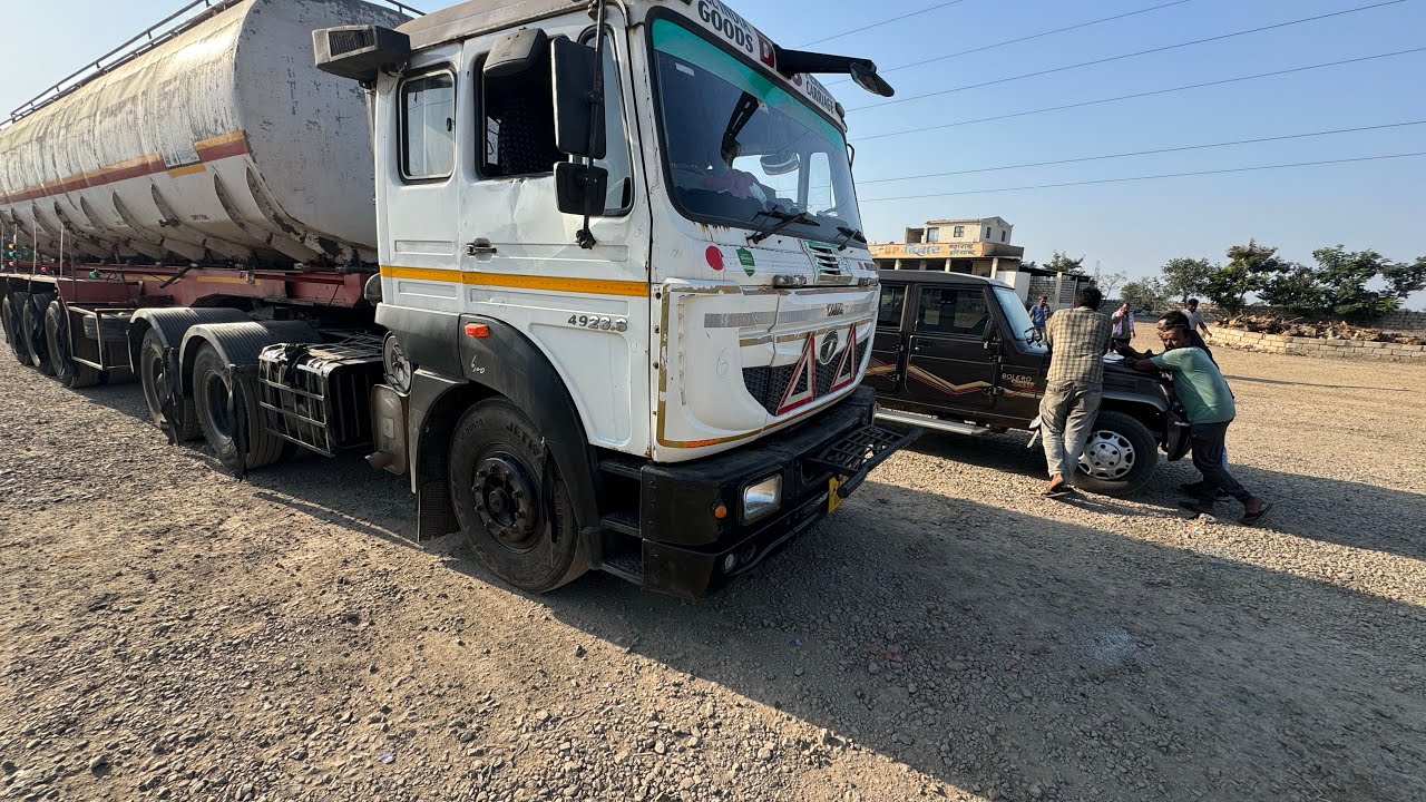 Chotila mein hua car ka truck se bahut bura accident Raste Mein Truck ka half engine kholna Pada