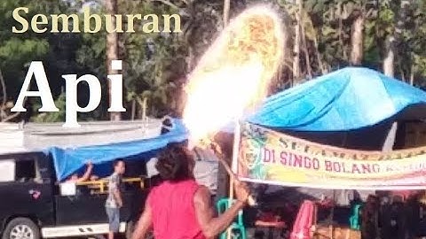 Atraksi Semburan Api Seniman Reog Ponorogo di Lapangan Tampir Musuk