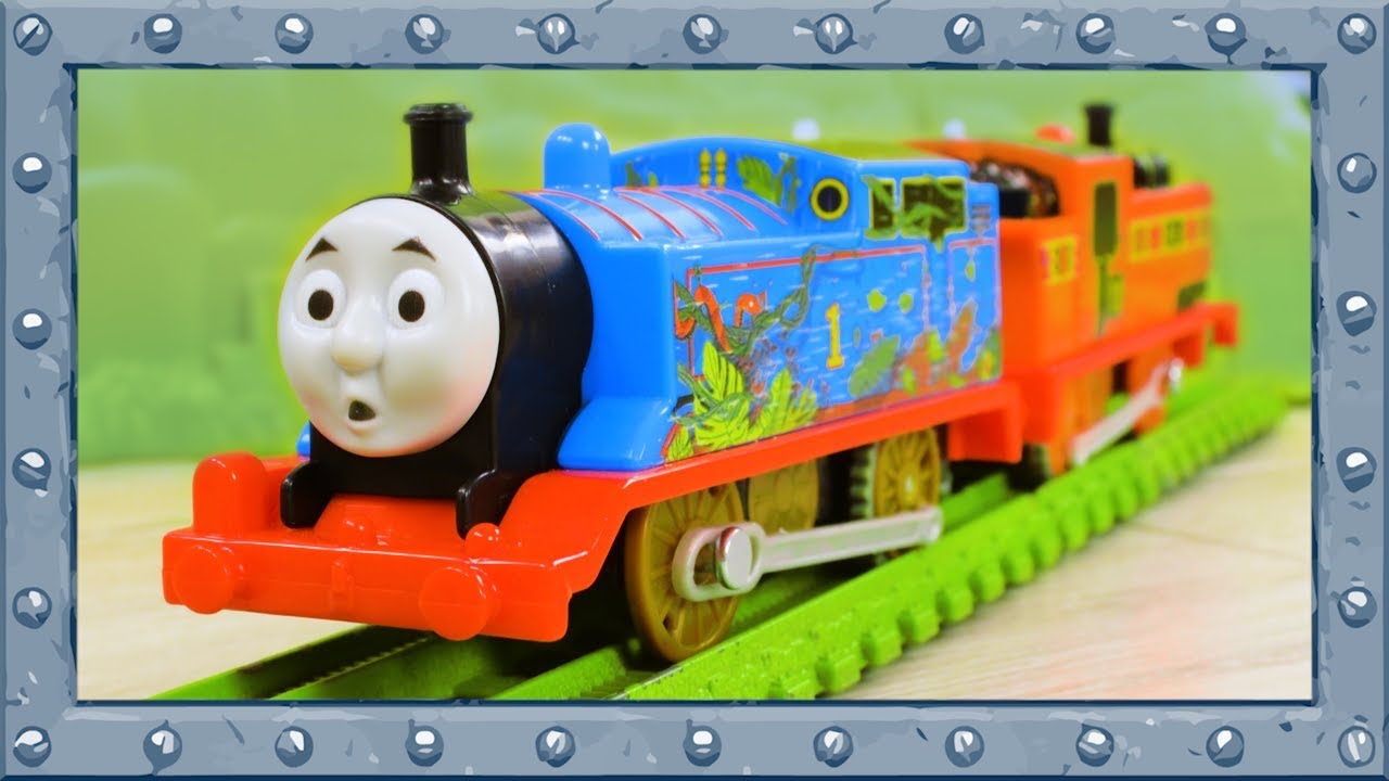 Thomas and Nia from Kenya in Cheerful Tug-of-War Challenge | Thomas and Friends