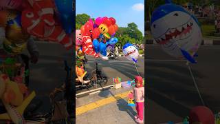 Adik beli balon ikan hiu dan rumah klomang