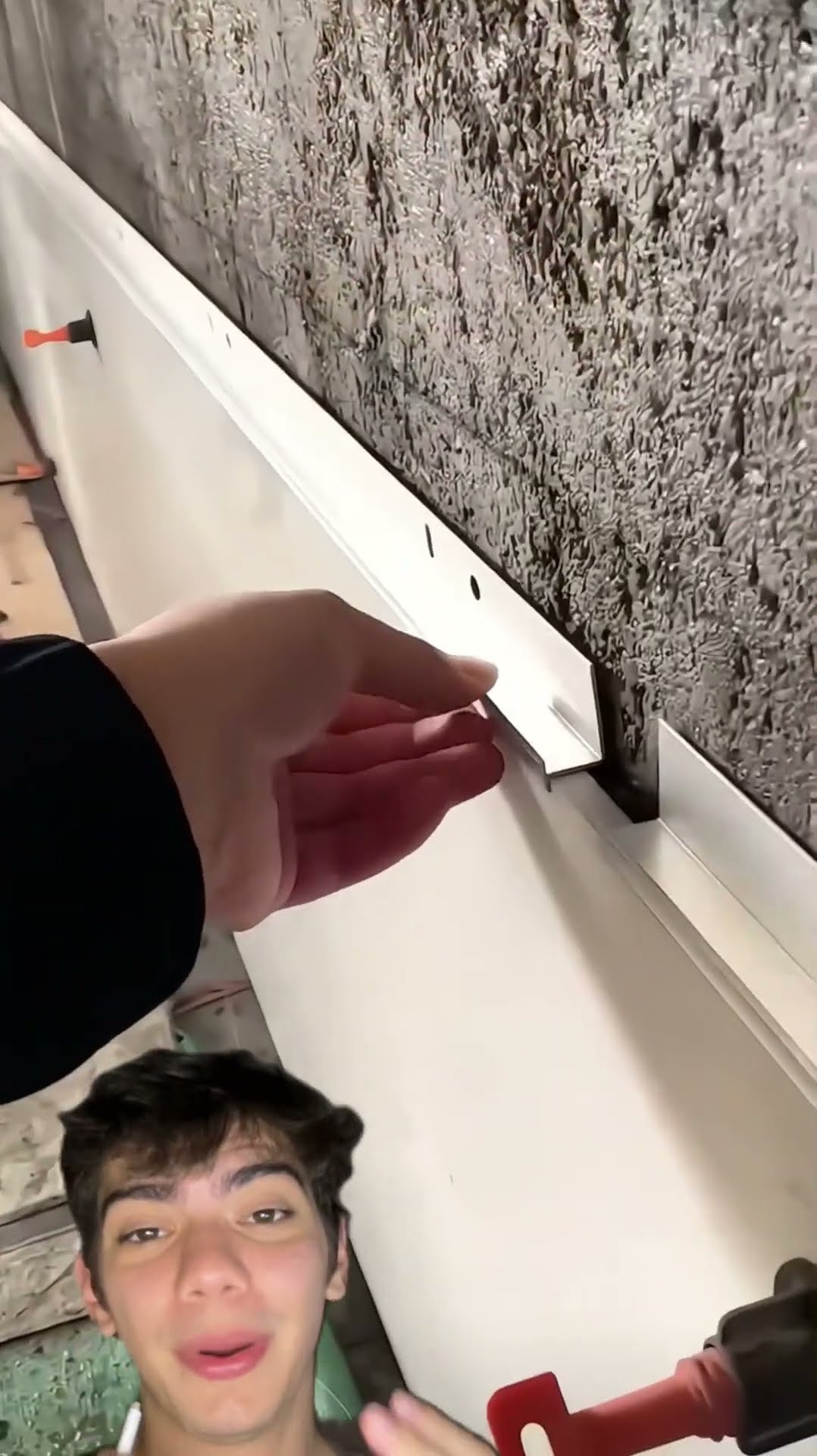 Perfis metálicos entre os azulejos? ? O acabamento fica perfeito! Você já conhecia essa técnica? ?