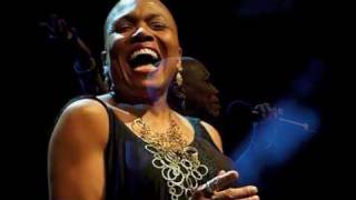 Miniatura de vídeo de "Dee Dee Bridgewater - Embraceable You"