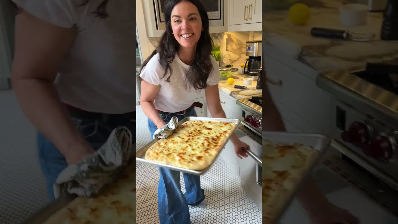 Caesar Salad Pizza — two of my favorite things in one 🍕🥗 