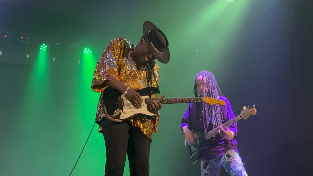 Carvin Jones joins the crowd to play Pride and Joy and Purple Haze like