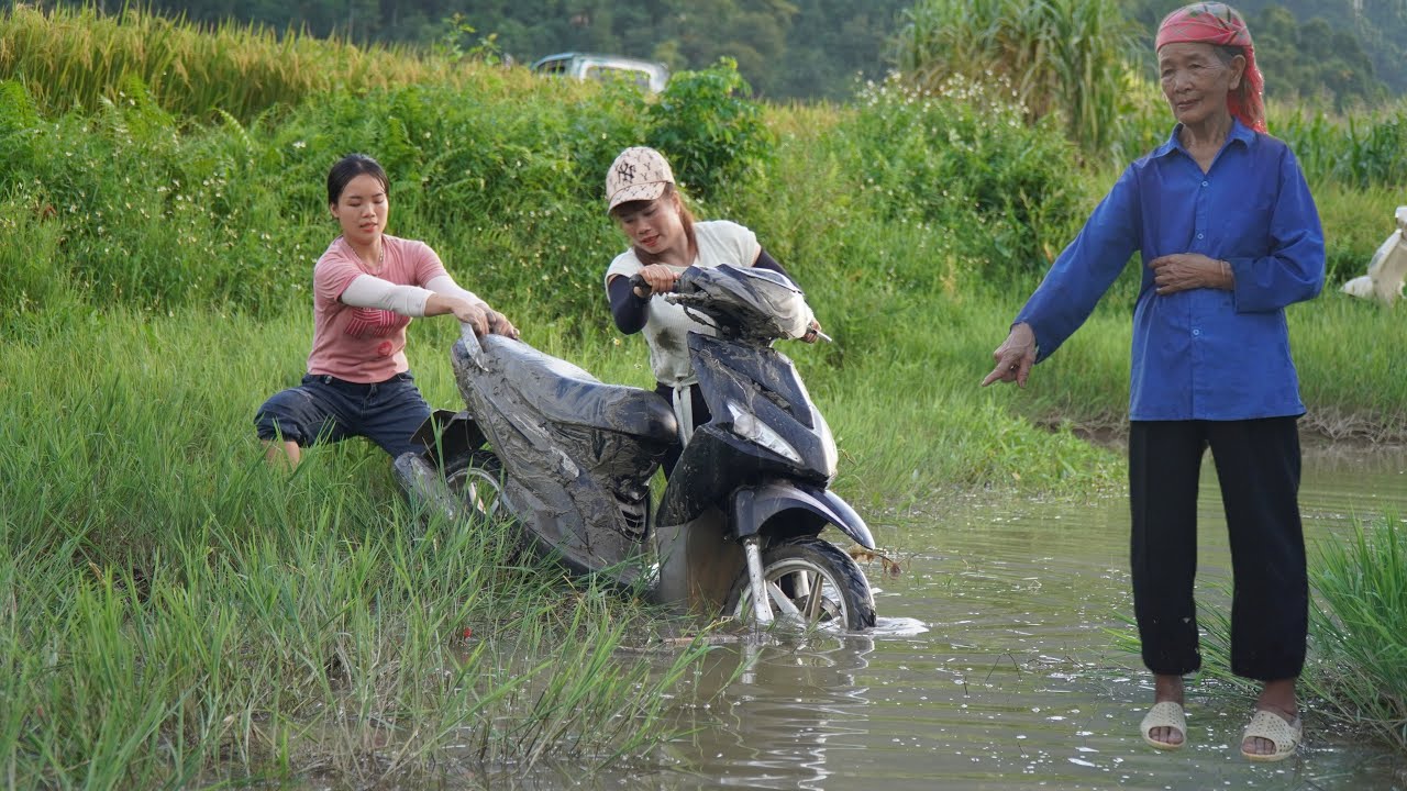 Repair girl: The girl salvaged the motorbike buried in the mud and repaired it like new.