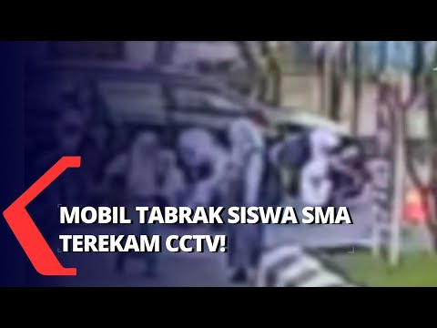 Detik-Detik Belasan Pelajar SMA Tertabrak Mobil saat Hendak Menyeberang