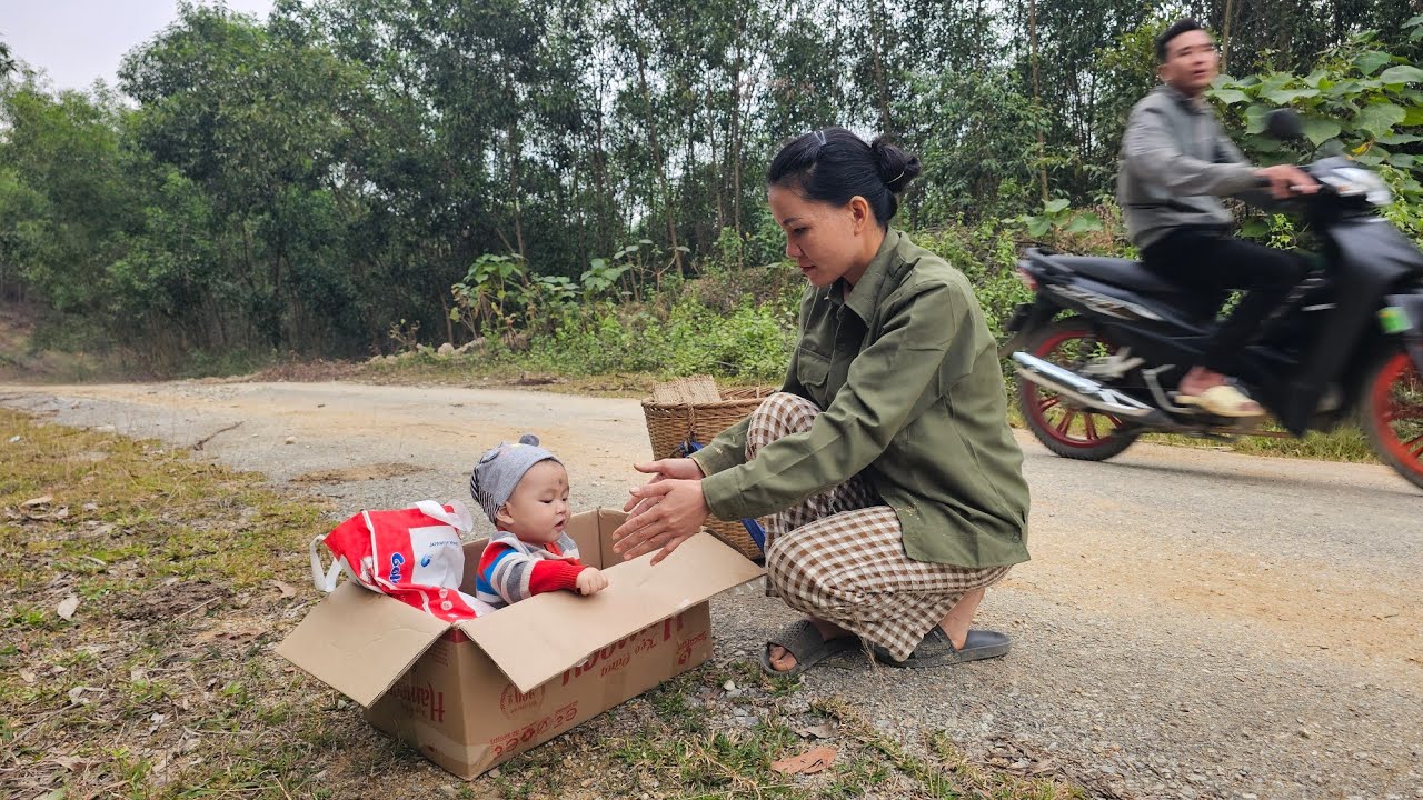 An abandoned child on the side of the road was fortunately taken in by a single woman.