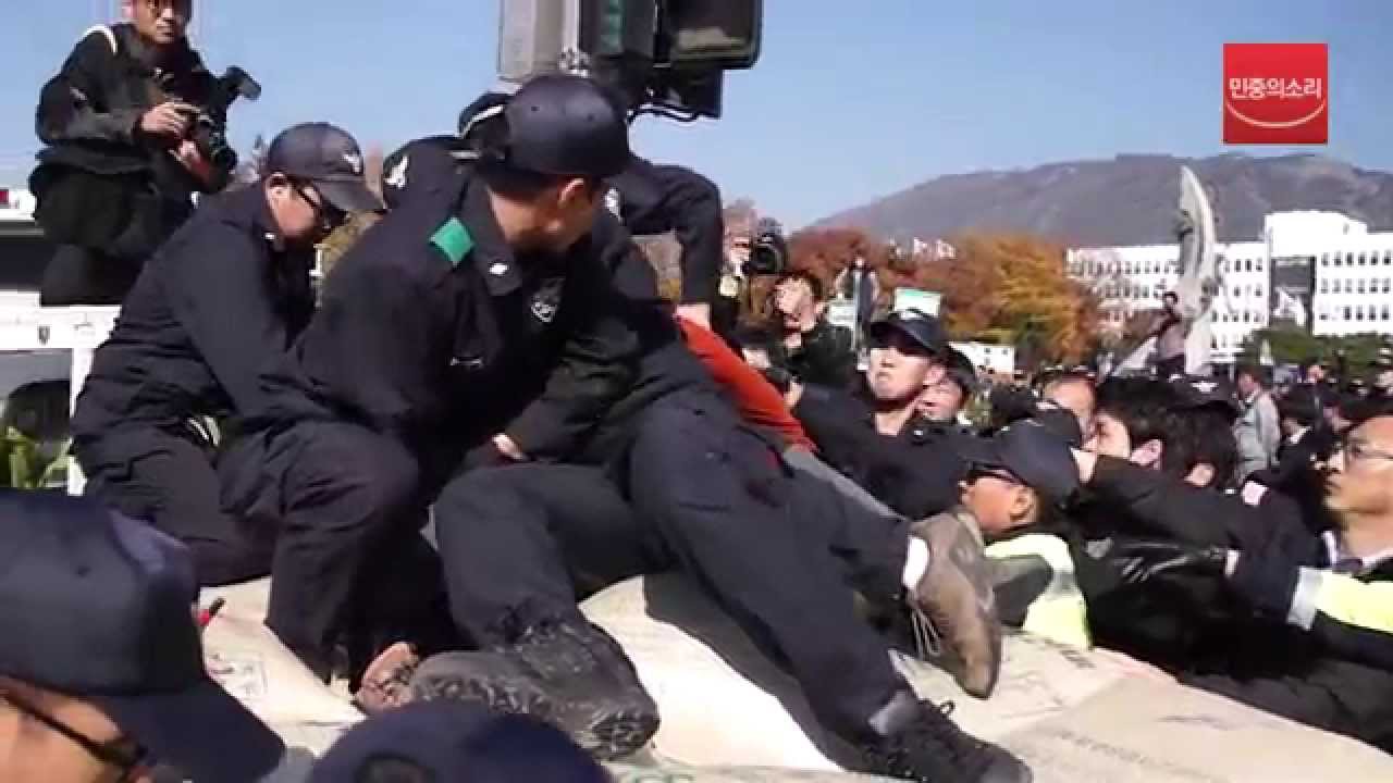 경남도청 나락적재하다 경찰과 충돌하는 농민들 - YouTube
