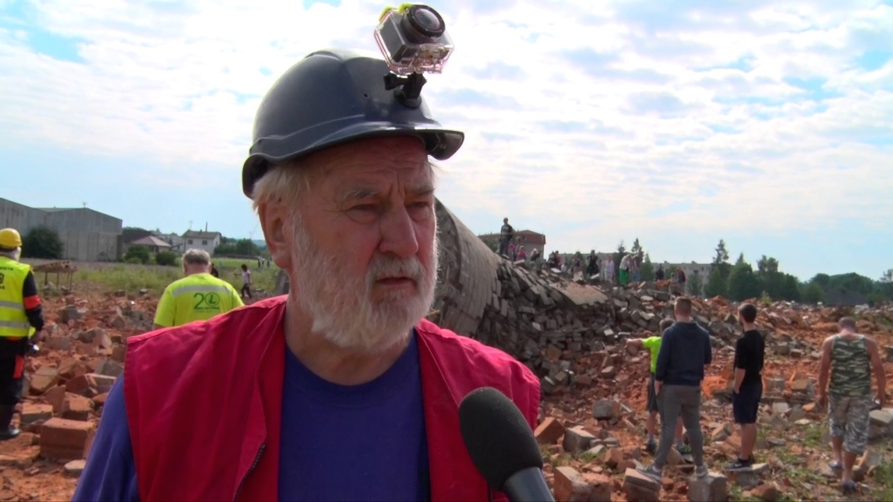 Odstřel komínu bývalé mlékárny v Žamberku na 8 kamer