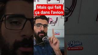 🎙️😂 Mais qui fait cette position dans l'avion en cas d'urgence sérieusement ...