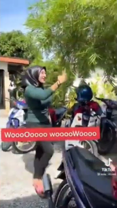 Tiktok viral awek bertudung layan pengunjung di gerai air buah ganu