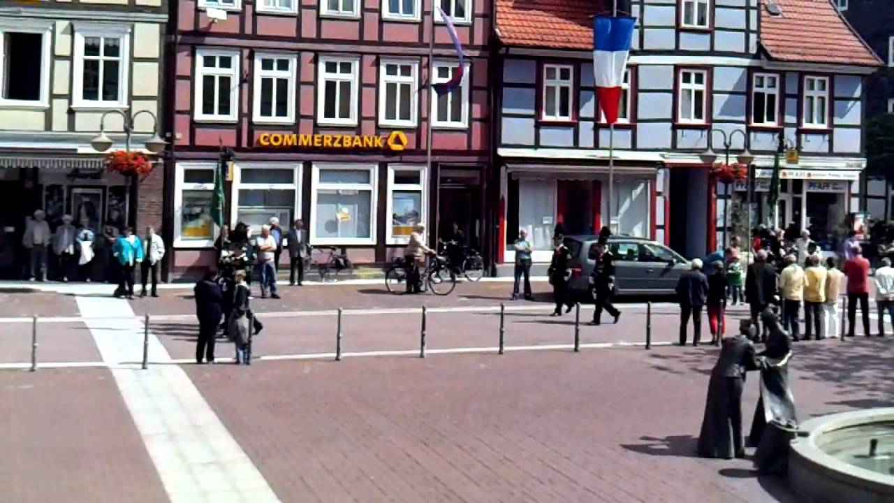 Lüchow im Juni 2012 -Abmarsch vom Marktplatz.MP4