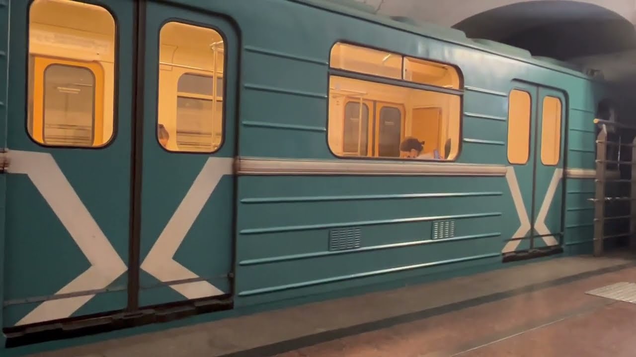 Бывший Парадный Номерной отправляется от станции «Сокол»(10165-10166)