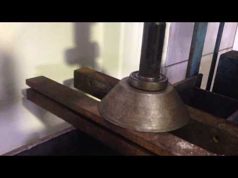 Снимаем старый подшипник промежуточного вала / Used axel (transaxel) bearing removement Mercedes