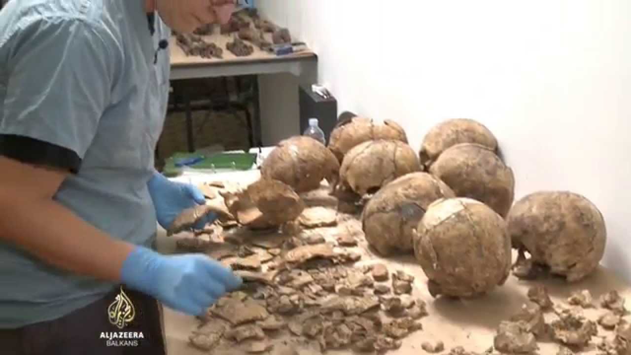 النساء اللواتي يتعرفن على ضحايا الإبادة الجماعية