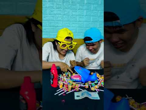 Thử thách Ăn Kẹo Mút chấm Tương Ớt Siêu Cay chơi Hàm Cá Mập