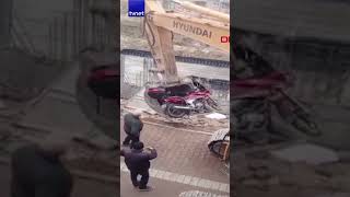 Rüzgarın Savurduğu Motoleti Kepçeyle Çıkardılar Üzgar