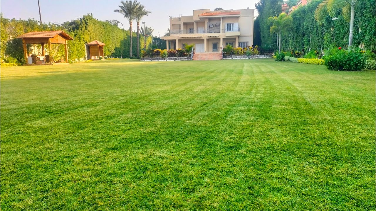 فيلا على مساحة 2500متر على 3شوارع بحديقة وباركن سيارات وحمام سباحة 8غرف