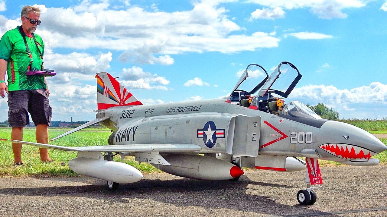 XXXL GIANT F-4 PHANTOM TWIN TURBINE RC SCALE JET FLIGHT DEMONSTRATION