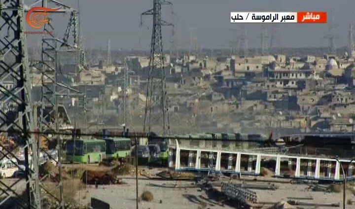 مشاهد خروج الحافلات التي تقل المسلحين من الأحياء