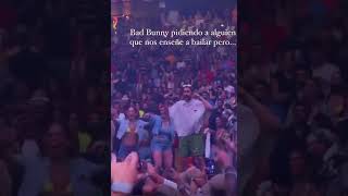 BAD BUNNY SUBE DOS CHOCHAS AL ESCENARIO🤣🤪😜