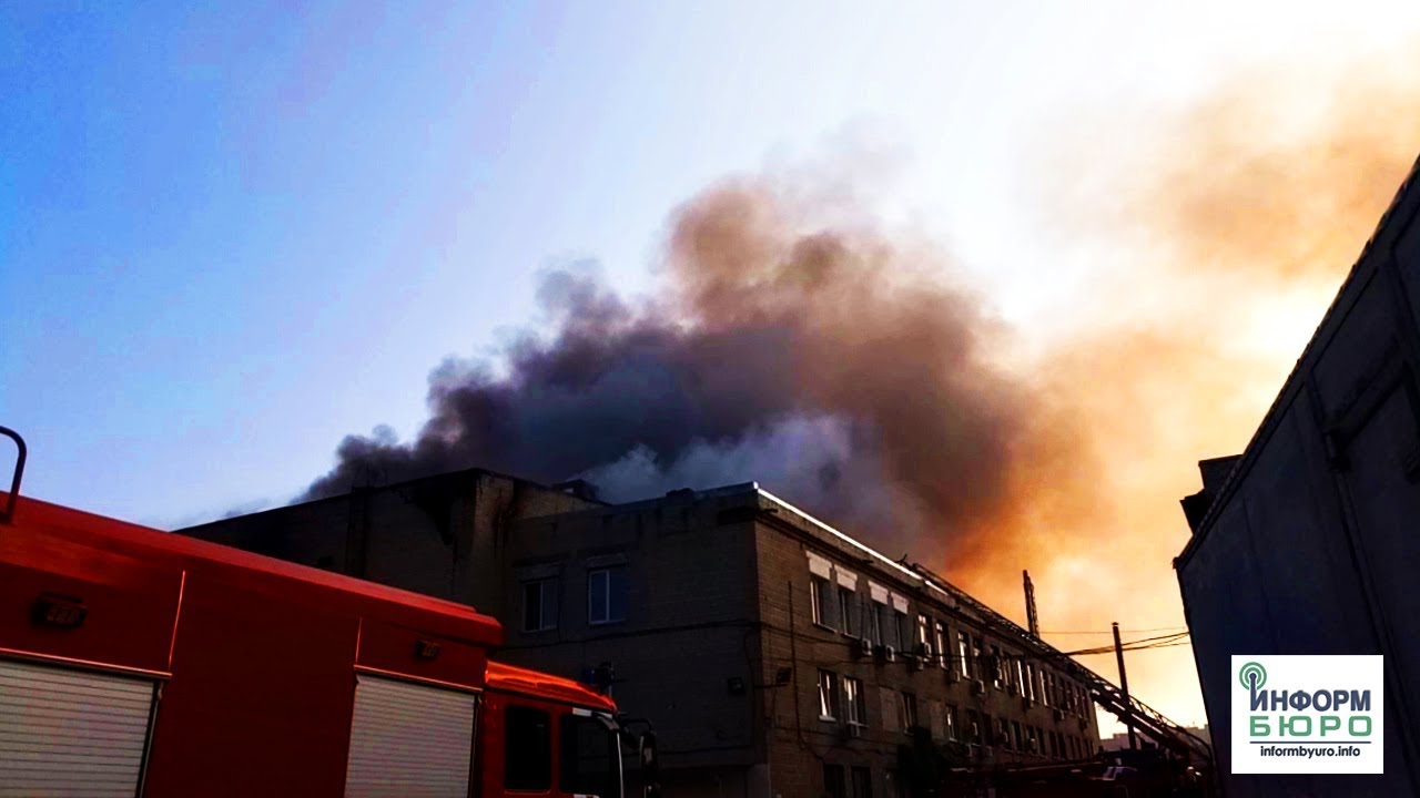 Горит моторный завод