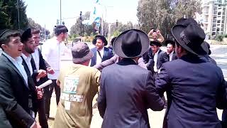 בחורי ישיבה בלשכת גיוס רוקדים עם פעילי אחים לנשק  Yeshiva Boys dancing with Achim Laneshek activists