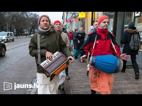 Video: Rojs Džonss dziedās kopā ar Jeļenu Maksimovu