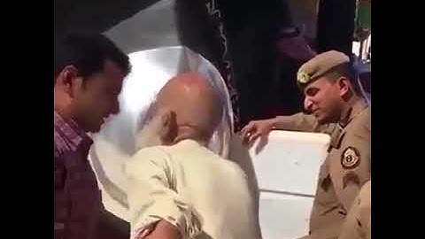 تلاوة وبالوالدين إحسانا + منظر مؤثر عن بر الوالدين