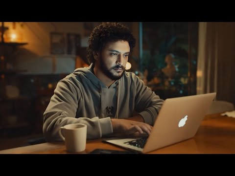 بيكتشف ان مراته اللي ماتت من سنتين بتكلمه علي الفيسبوك لكن من زمن مختلف
