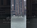 Rescatan a ocho tras aterrizaje de emergencia en el East River