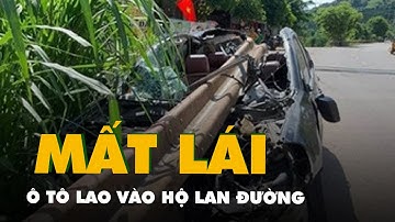 Ô tô mất lái lao vào hộ lan đường, 4 người thoát nạn