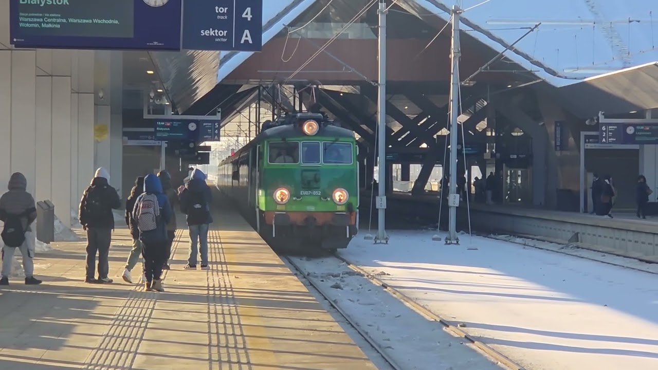 EU07-052 arrives at Warszawa Zachnodia on Tuesday 21st January 2026