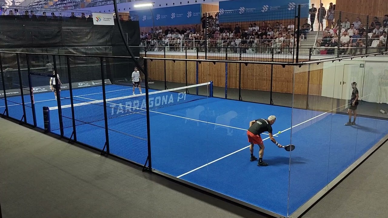 Miguel Lamperti en acción en el Premier Padel de Tarragona