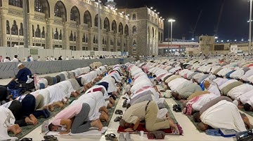 Worshippers pray in Mecca