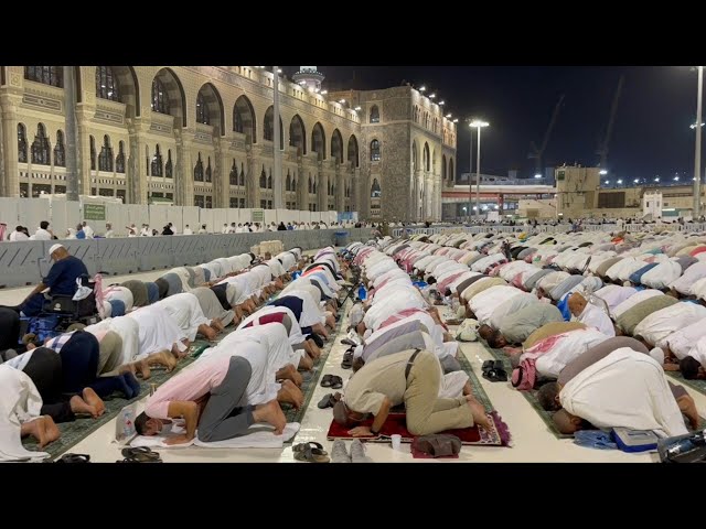 Jamaah salat di Masjidil Haram Mekah saat Arab Saudi menghapus jarak sosial | AFP class=
